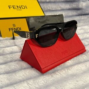 Elegant Black Sunglasses